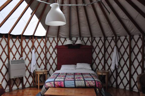 O espaçoso interior do nosso Yurt, no nosso hotel no Big Sur, ao sul de Carmel, na costa da Califórnia, nos Estados Unidos
